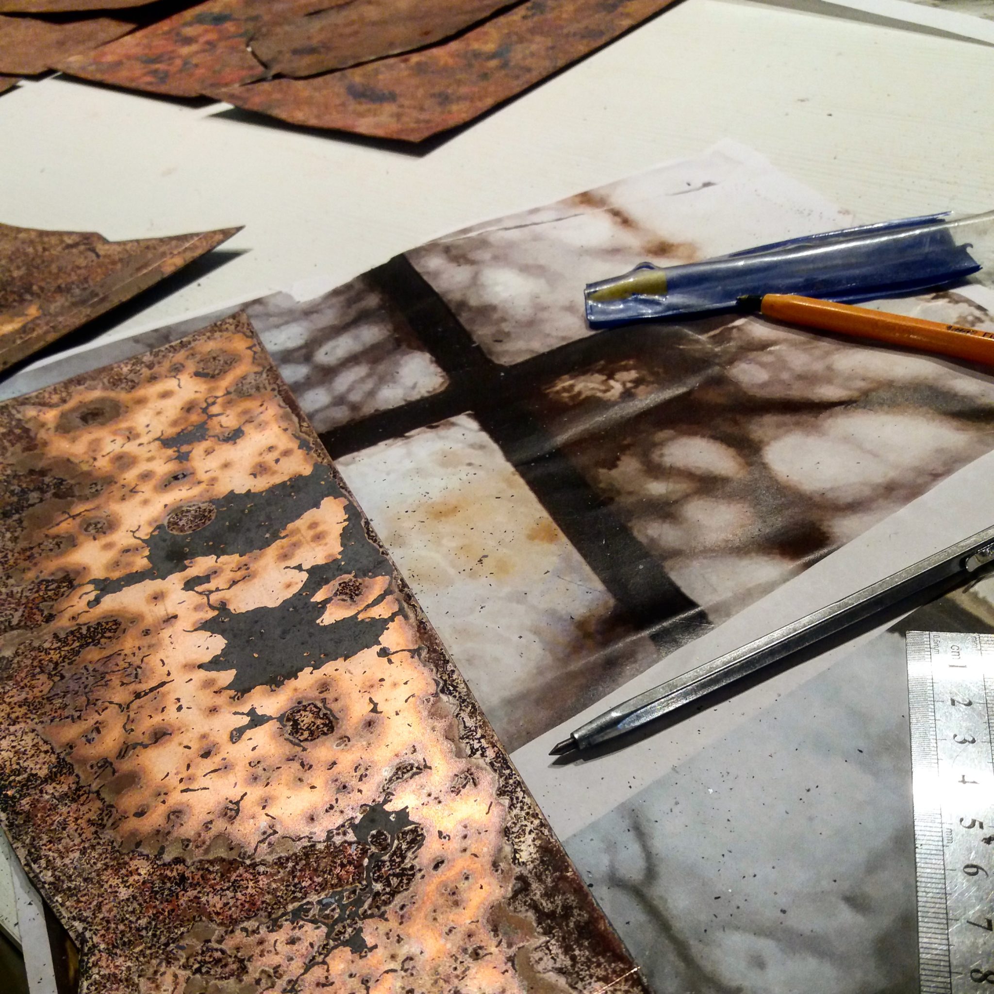 Exposition Dialogue - préparation de la plaque de cuivre pour la création émaillée représentant la photo de la fenêtre