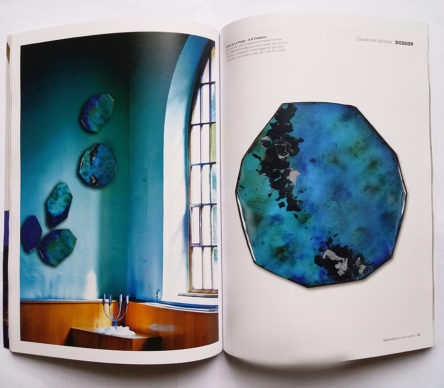 Double-pages du magazine des Ateliers d’Art de France de janvier 2020 – Composition murale bleue émaillée, ARCHIPEL, et détail sur une pièce Lady. L'ensemble signé Anne de La Forge