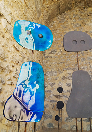 Exposition au château de la Roche Guyon. Ici une sculpture émaillée bleue de la série Miroirs d'âmes . Composition de sculptures émaillées exposées dans les écuries en duo avec la céramiste Mizanne 